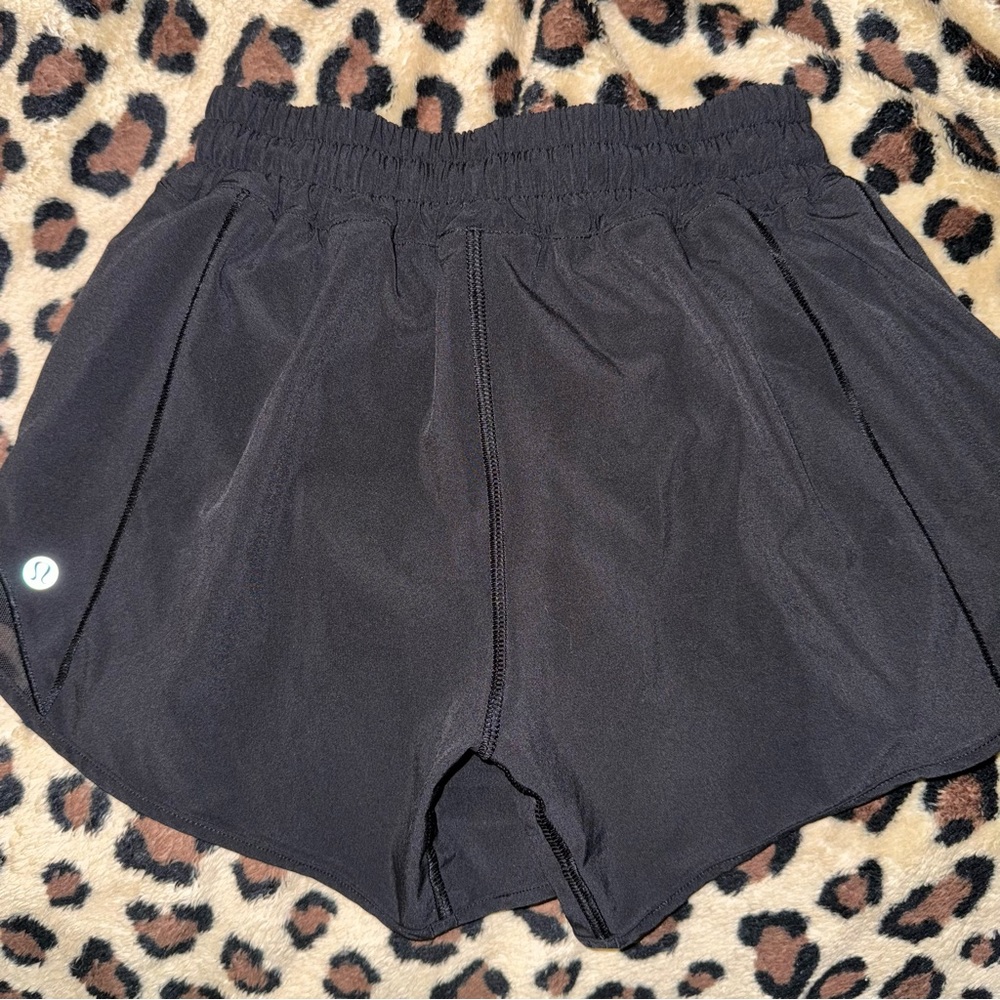 Hotty Hot Low Rise Shorts Sz 2 Lululemon Women
